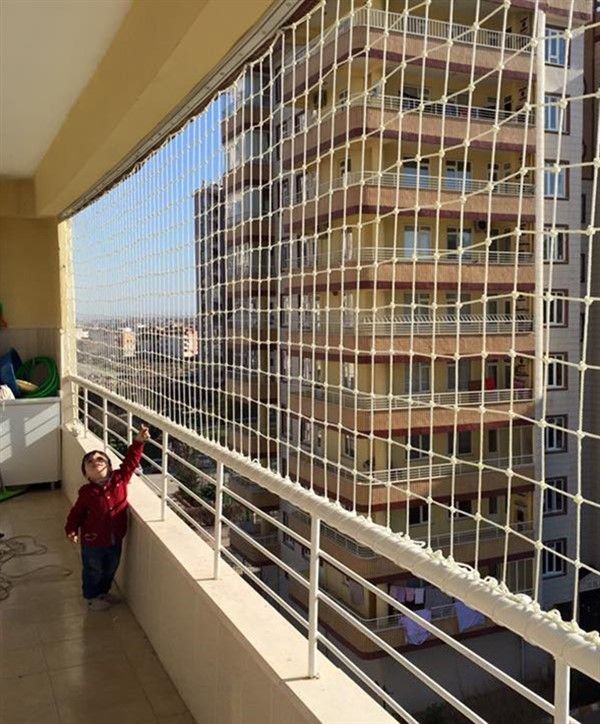 Children safety net installation